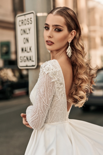 suknia-slubna-satynowa-z-rekawami-glamour-2021